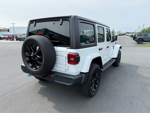 Used 2022 Jeep Wrangler Unlimited Sahara w/ Cold Weather Group image 9