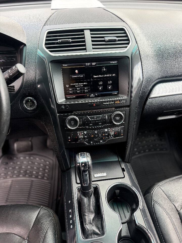 Used 2016 Ford Explorer XLT w/ Equipment Group 202A FWD image 12