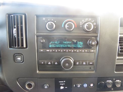 Used 2015 Chevrolet Express 2500 RWD image 16