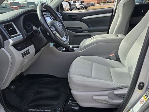 Used 2019 Toyota Highlander LE image 5