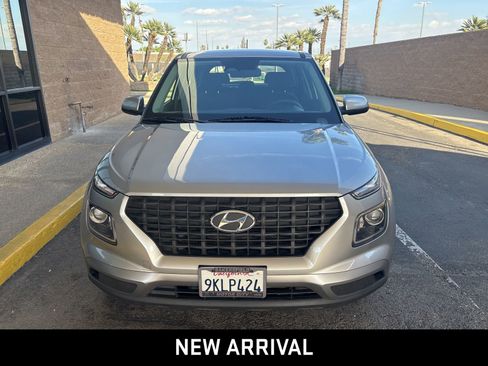 Used 2024 Hyundai Venue SE image 1