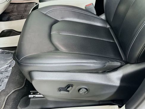Used 2024 Chrysler Pacifica Touring-L image 30