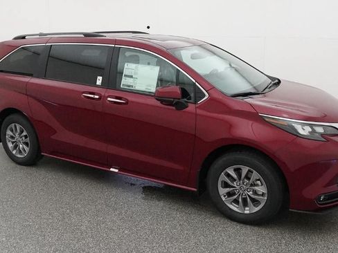 New 2026 Toyota Sienna XLE FWD image 12