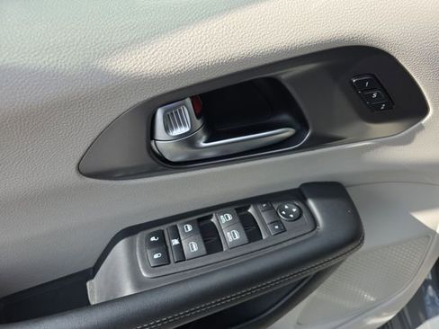 Used 2023 Chrysler Pacifica Touring-L FWD image 19
