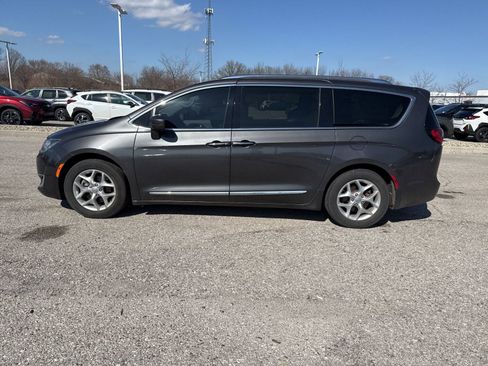 Used 2017 Chrysler Pacifica Touring-L Plus w/ Tire & Wheel Group image 15