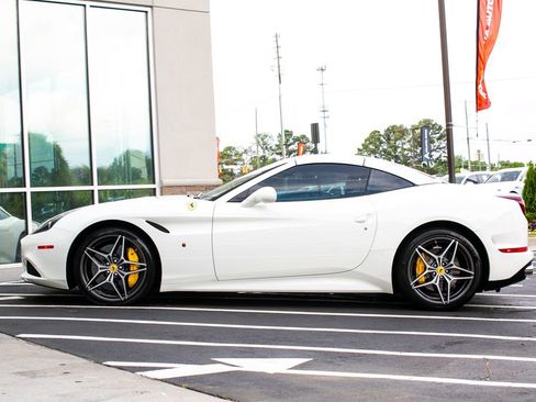 Used 2015 Ferrari California T RWD image 20