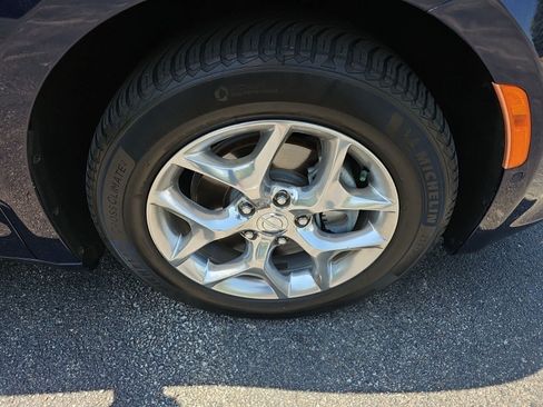 Used 2017 Chrysler Pacifica Limited w/ Advanced Safetytec Group FWD image 9