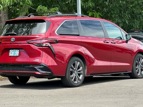 Used 2022 Toyota Sienna XSE w/ XSE Plus Package FWD image 2