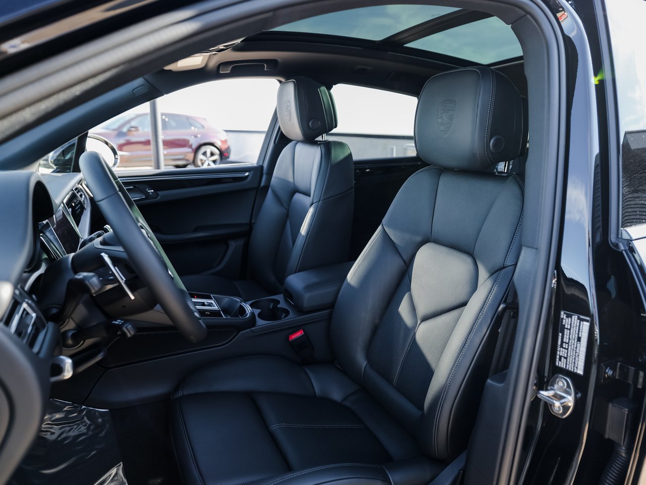 Certified 2026 Porsche Macan AWD/4WD image 5