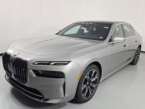 Used 2025 BMW i7 xDrive60 w/ Premium Package image 3