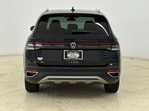 Used 2025 Volkswagen Taos SE w/ Panoramic Sunroof Package FWD image 10