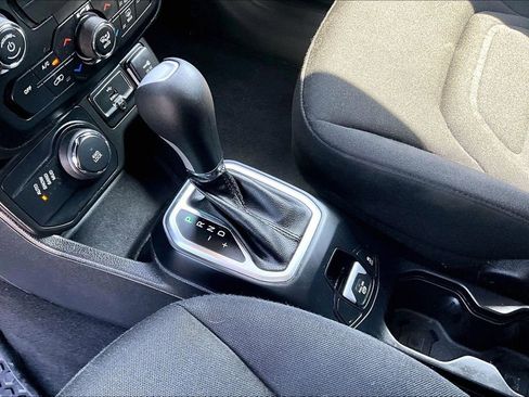 Used 2018 Jeep Renegade Latitude w/ Cold Weather Group AWD/4WD image 13