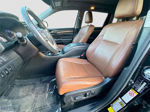 Used 2017 Toyota Highlander Limited Platinum image 19