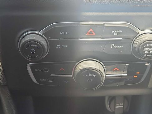 Used 2021 Dodge Charger SXT RWD image 16