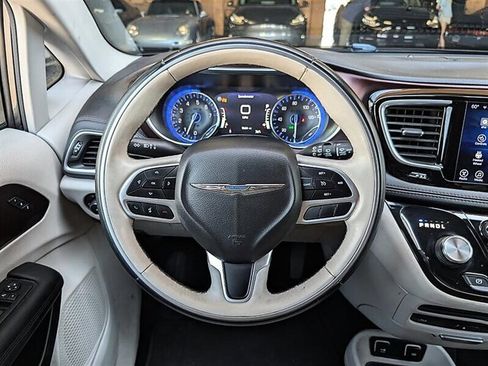 Used 2017 Chrysler Pacifica Limited w/ UConnect Theater Package FWD image 19