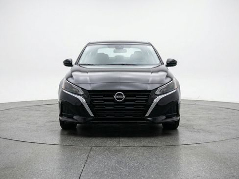 Used 2025 Nissan Altima 2.5 SV image 2