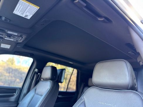 Used 2021 GMC Yukon Denali w/ Denali Premium Package image 12