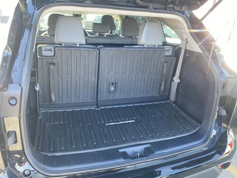Used 2022 Toyota Highlander L image 23
