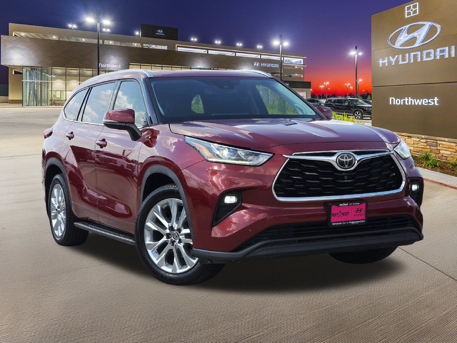 Used 2021 Toyota Highlander Limited FWD image 3