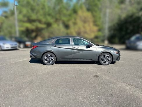 New 2025 Hyundai Elantra Limited FWD image 13