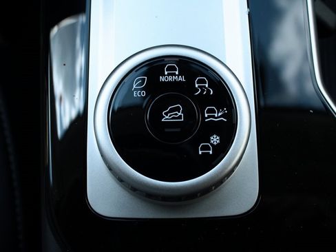 New 2025 Mitsubishi Outlander SE image 23