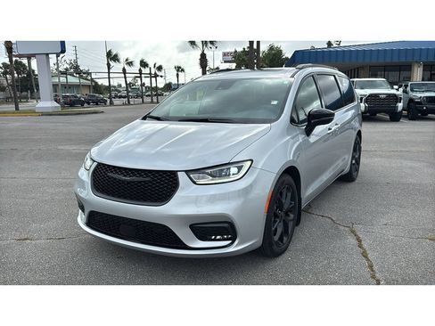 Used 2023 Chrysler Pacifica Limited w/ Uconnect Theater Family Group FWD image 2