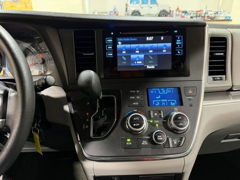 Used 2015 Toyota Sienna LE AWD/4WD image 52