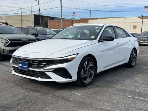 Certified 2025 Hyundai Elantra SEL image 2