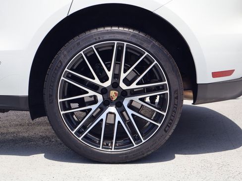 Certified 2025 Porsche Macan AWD/4WD image 26