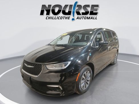 Used 2024 Chrysler Pacifica Select image 1