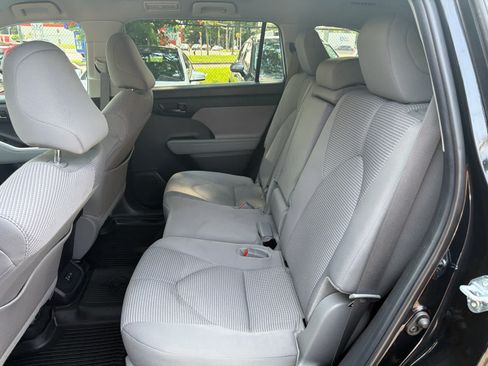 Used 2024 Toyota Highlander LE AWD/4WD image 19