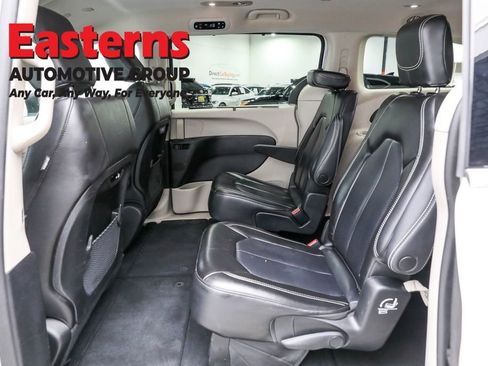 Used 2023 Chrysler Pacifica Touring-L image 22