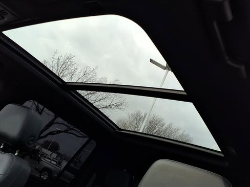 Certified 2024 Chevrolet Suburban Z71 w/ Luxury Package image 11