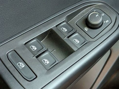 Used 2025 Volkswagen Taos SE image 25