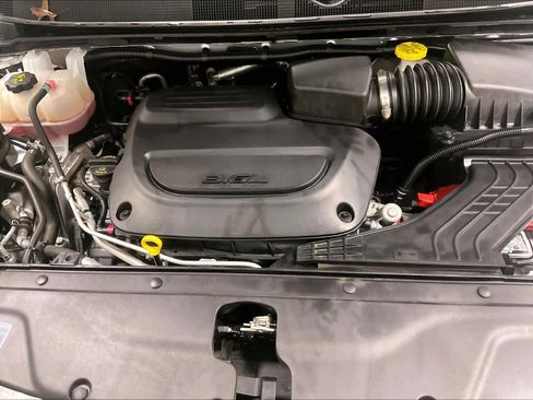 Used 2024 Chrysler Pacifica Touring-L image 35