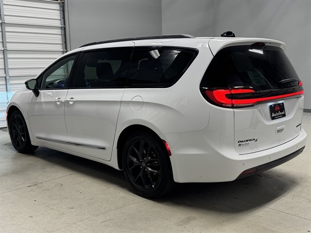 Used 2025 Chrysler Pacifica Limited FWD image 5