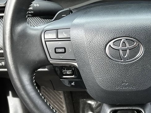 Used 2025 Toyota Camry SE image 12