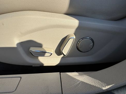 Used 2017 Ford Fusion SE w/ Fusion SE Technology Package image 13