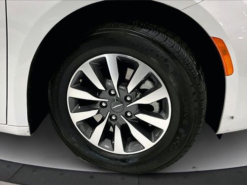 Certified 2024 Chrysler Pacifica Select image 35
