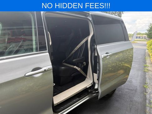 Used 2023 Chrysler Pacifica Touring-L FWD image 37