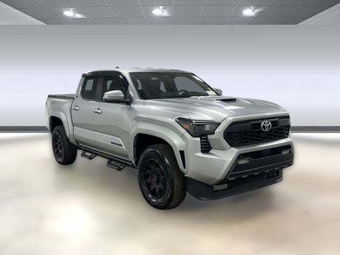 Used 2024 Toyota Tacoma TRD Sport w/ TRD Sport Upgrade Package image 5