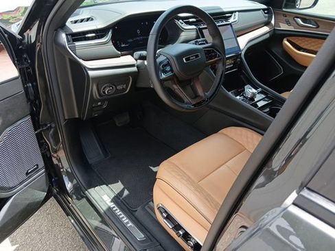 Used 2023 Jeep Grand Cherokee L Summit w/ Luxury Tech Group V AWD/4WD image 60
