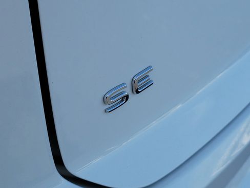 Used 2024 Volkswagen Atlas Cross Sport SE w/ Panoramic Sunroof Package FWD image 5