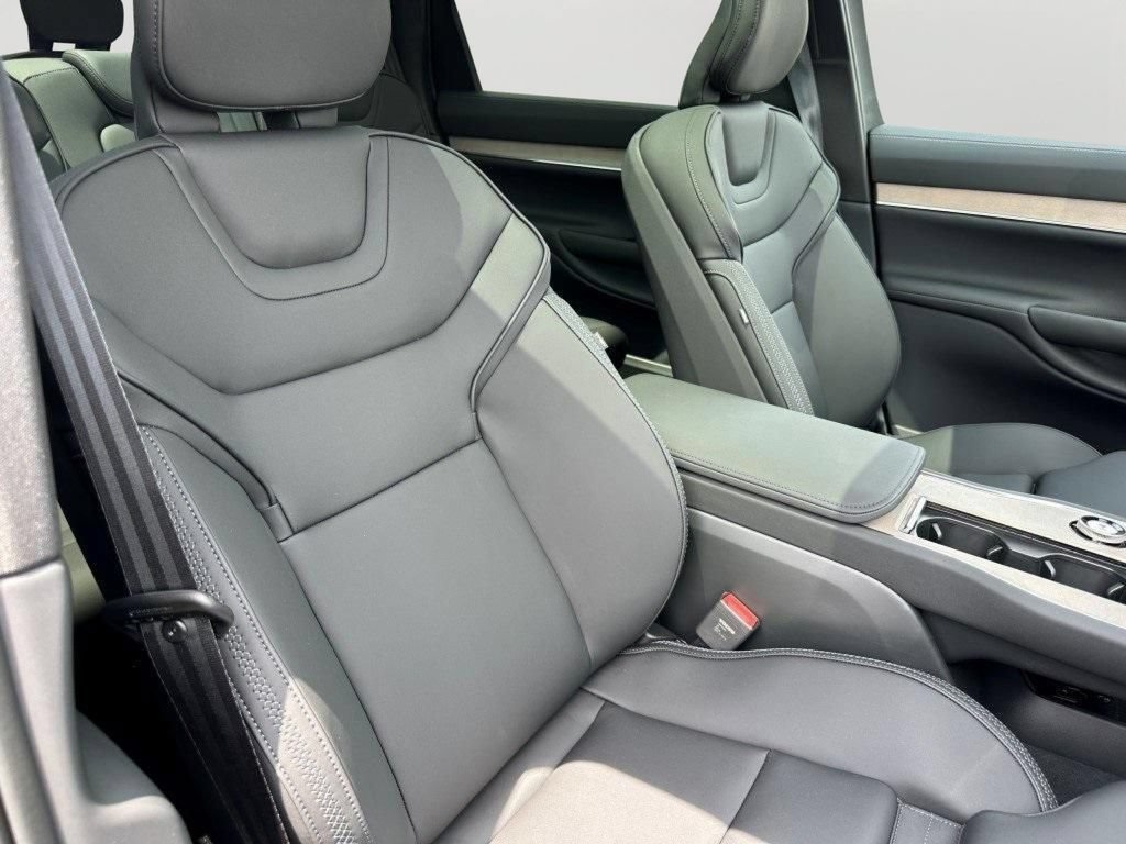 Certified 2025 Volvo EX90 Plus AWD/4WD image 11