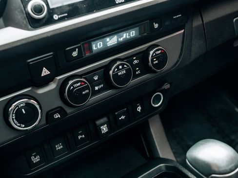 Used 2020 Toyota Tacoma TRD Off-Road w/ TRD Premium Off Road Package AWD/4WD image 40
