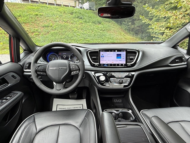 Used 2025 Chrysler Pacifica Limited FWD image 10