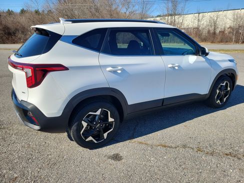 Used 2024 Kia Seltos EX AWD/4WD image 5