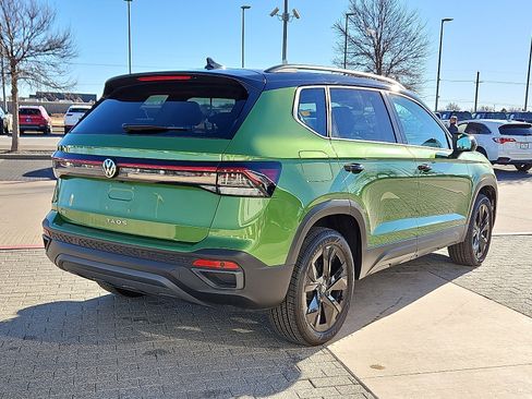 Certified 2025 Volkswagen Taos SE image 3