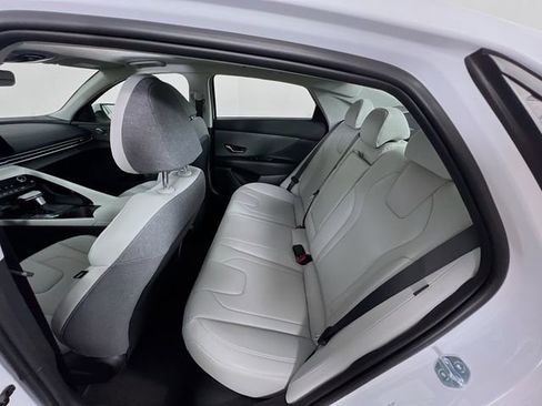 New 2025 Hyundai Elantra Limited image 24