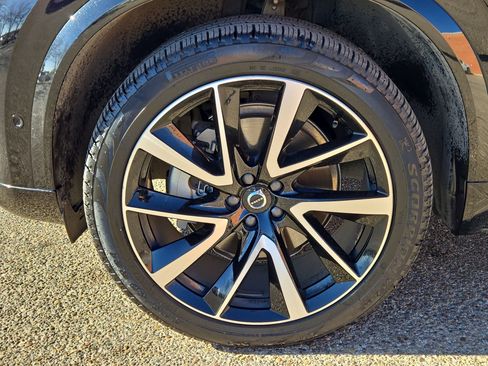 Used 2025 Volvo XC90 B5 Plus w/ Protection Package Premier image 11